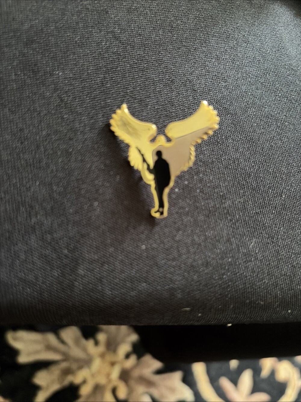 VTG Gold Toned Enameled Lapel Hat Pinback Fallen Soldier Silhouette Gold Wings